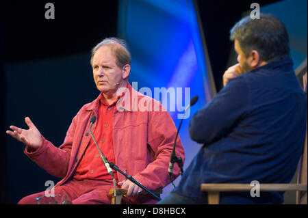 Michael Morpurgo illustré sur scène parle de son travail à Hay Festival 2013 Hay-on-Wye Powys Pays de Galles UK Banque D'Images