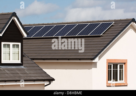 Panneaux solaires photovoltaïques installés sur le toit d'un immeuble moderne ou maison privée Banque D'Images