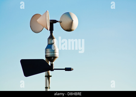 Station météo anémomètre sur mesure la vitesse du vent pour les tendances des changements climatiques et de prévision Banque D'Images