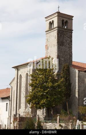 L'église désaffectée de San Francesco vue depuis le Pont du Diable, Cividale del Friuli, Italie Banque D'Images