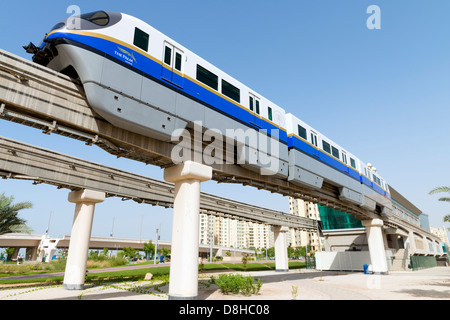 Le transport des passagers des chemins de fer monorail de frais généraux à l'Hôtel Atlantis sur l'île Palm Jumeirah à Dubaï Émirats Arabes Unis Banque D'Images