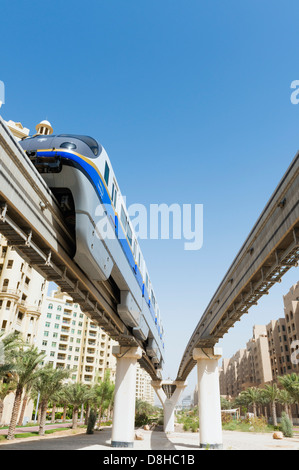 Le transport des passagers des chemins de fer monorail de frais généraux à l'Hôtel Atlantis sur l'île Palm Jumeirah à Dubaï Émirats Arabes Unis Banque D'Images