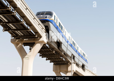 Le transport des passagers des chemins de fer monorail de frais généraux à l'Hôtel Atlantis sur l'île Palm Jumeirah à Dubaï Émirats Arabes Unis Banque D'Images