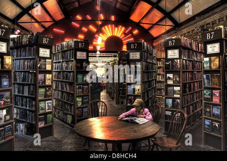 Jeune lecture à Barter Books Northumberland Alnwick Banque D'Images