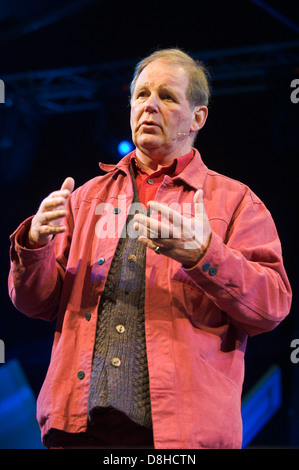 Michael Morpurgo illustré sur scène parle de son travail à Hay Festival 2013 Hay-on-Wye Powys Pays de Galles UK Banque D'Images