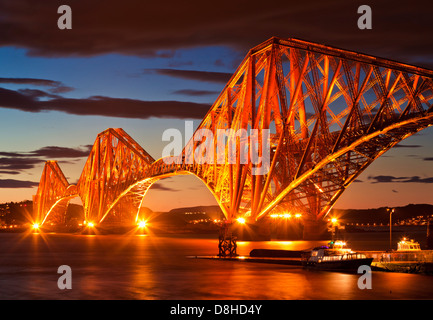 Forth train Bridge illuminé la nuit South Queensferry Edinburgh Midlothian Ecosse Royaume-Uni GB Europe Banque D'Images