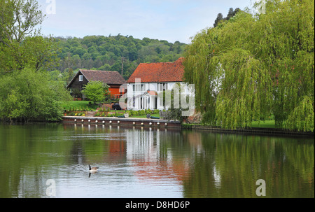 Maison sur les rives de la Tamise en Angleterre Banque D'Images