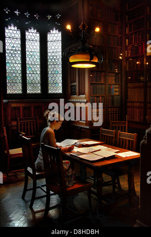 Lecteur à John Ryland Library Deansgate Manchester Banque D'Images