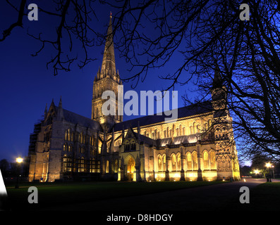 La cathédrale de Salisbury au crépuscule dans l'hiver Banque D'Images