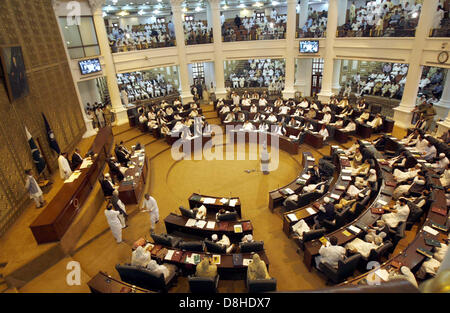 Voir de nouveaux membres de l'Assemblée provinciale de Khyber Pakhtunkhwa, présents lors de la première session de l'assemblée générale tenue au bâtiment d'assemblage du KPK à Peshawar le mercredi 29 mai 2013. L'Assemblée générale a entamé son premier Khyber-Pakhtunkhwa session où 122 députés nouvellement élus ont prêté serment, le serment a été administré par le président de la Kiramatullah Khan de l'assemblée et a donné lecture à l'unisson. Les Membres pourraient prêter le serment dans l'Urdu, english ou Pashto. Après avoir prêté serment, les membres étaient tenus de signer les documents officiels au tour par tour. Banque D'Images