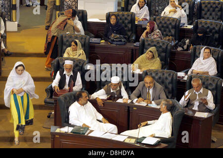 Voir de nouveaux membres de l'Assemblée provinciale de Khyber Pakhtunkhwa, présents lors de la première session de l'assemblée générale tenue au bâtiment d'assemblage du KPK à Peshawar le mercredi 29 mai 2013. L'Assemblée générale a entamé son premier Khyber-Pakhtunkhwa session où 122 députés nouvellement élus ont prêté serment, le serment a été administré par le président de la Kiramatullah Khan de l'assemblée et a donné lecture à l'unisson. Les Membres pourraient prêter le serment dans l'Urdu, english ou Pashto. Après avoir prêté serment, les membres étaient tenus de signer les documents officiels au tour par tour. Banque D'Images