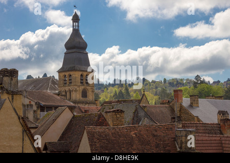 Clocher de la cathédrale Saint-Sacerdos s'élève au-dessus des toits en tuiles rouges, dans la charmante ville de Sarlat, Dordogne France Banque D'Images