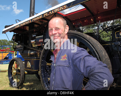 John Murphys fiers paons machine à vapeur à la vapeur juste Cheshire , juillet 2011 avec l'ingénieur , Santa Caterina , Chester, England UK Banque D'Images