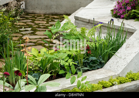 Crazy paving et vivaces plantation dans le jardin en friche au RHS Chelsea Flower Show 2013, Londres, Royaume-Uni. Banque D'Images