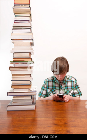 Jeune homme boy doing homework using smartphone Banque D'Images