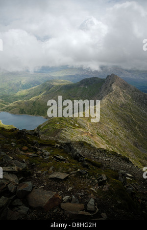 Vue de Snowdon de Y Lliwedd mountain 890m et Llyn Llydaw, Lac, parc national de Snowdonia, Pays de Galles, Cymru, la Grande-Bretagne, Royaume-Uni Banque D'Images