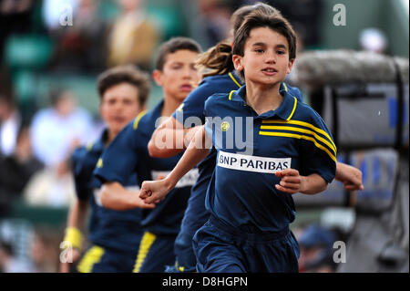 Paris, France. 29 mai 2013. Les Ballboys et Ballgirls en action pendant le match entre Michael Llodra de France et Milos Raonic du Canada au deuxième tour de l'Open de France de Roland Garros. Credit : Action Plus de Sports / Alamy Live News Banque D'Images