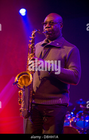 Manu Dibango sax jazz Afrobeat legend jouant avec son groupe au Hay Festival 2013 Hay-on-Wye Powys Pays de Galles UK Banque D'Images