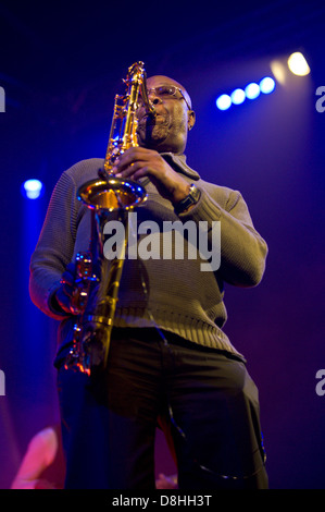 Manu Dibango sax jazz Afrobeat legend jouant avec son groupe au Hay Festival 2013 Hay-on-Wye Powys Pays de Galles UK Banque D'Images