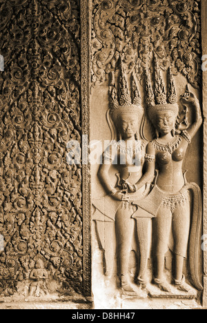 Bas-reliefs ornés d'Apsara sur la paroi interne d'Angkor Wat, au Cambodge Banque D'Images