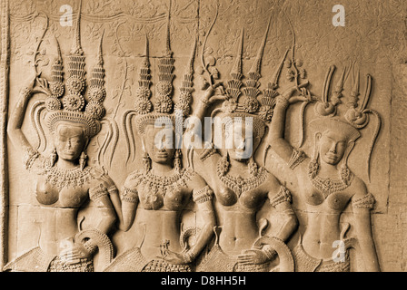 Bas-reliefs ornés d'Apsara sur la paroi interne d'Angkor Wat, au Cambodge Banque D'Images