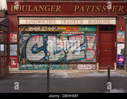 Graffiti sur boulangerie obturateur, la Bastille, Paris, France Banque D'Images