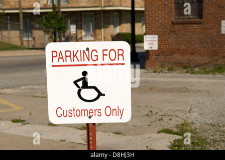 Parking pour les clients handicapés uniquement Sign, États-Unis. Banque D'Images