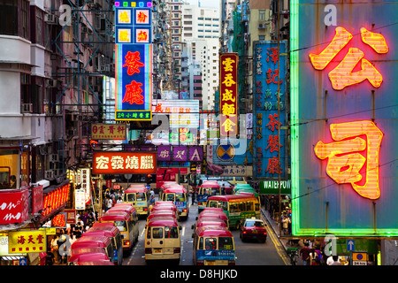 Scène de rue, mini bus station et néons de Mong Kok, Kowloon, Hong Kong, Chine Banque D'Images