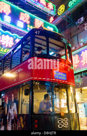 La Chine, Hong Kong, Hong Kong Island, Wan Chai, des tramways en marche entre Central et Wan Chai Banque D'Images