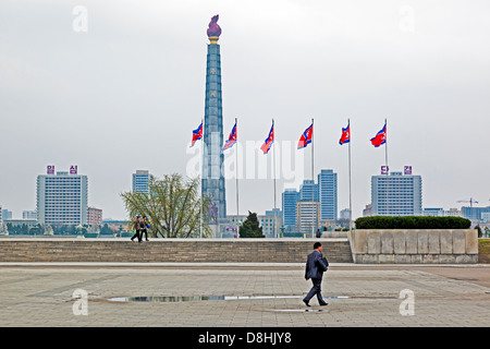 Peuples démocratique République populaire démocratique de Corée (RPDC), la Corée du Nord, Pyongyang, la Tour Juche et le fleuve Taedong Banque D'Images