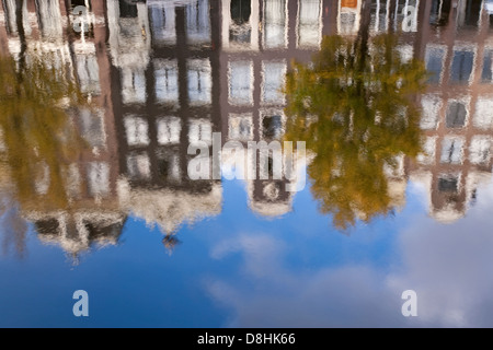 L'Europe, Pays-Bas, Hollande, Amsterdam, les maisons à pignons et de réflexions dans le canal Banque D'Images