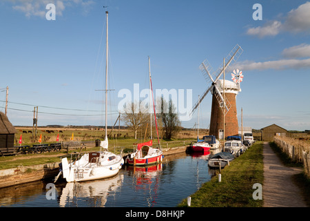 Moulin à vent, pompe pompe éolienne Horsey et bateaux, Norfolk Broads, England, UK Banque D'Images