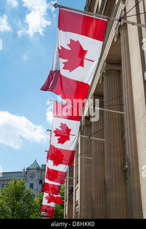 Les drapeaux de la feuille d'érable rouge à l'extérieur du Haut-commissariat du Canada Trafalgar Square London UK Banque D'Images