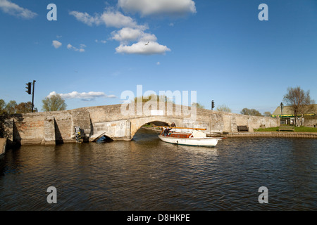 Un voilier venant sous le pont sur la rivière Thurne au potter Heigham, Nofolk Broads UK Banque D'Images