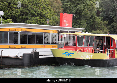 Le Vaporetto dell'Arte - bateaux Banque D'Images