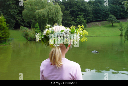 Fille blonde avec guirlande de fleurs Banque D'Images