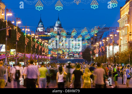 Les gens qui marchent le long de la rue Khreshchatyk, Kiev, Ukraine. Banque D'Images