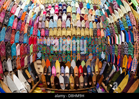 Marocain en cuir souple chaussons au souk, Médina, Marrakech, Maroc, Afrique du Nord Banque D'Images
