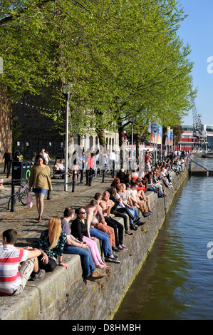 Au bord de l'Narrow Quay, le port de Bristol sur chaude journée ensoleillée Banque D'Images