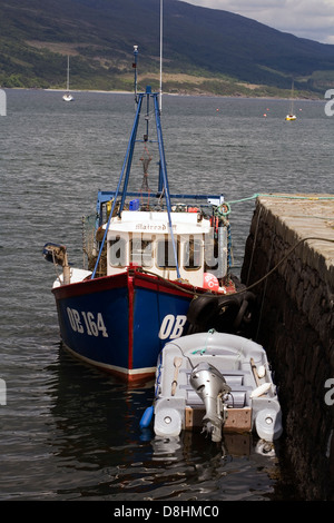 Bateau de pêche amarré par le quai de Eilean Iarmain ou Isleornsay Ecosse Ile de Skye Sleat Banque D'Images