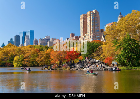 USA, New York, Manhattan, Central Park et les grands bâtiments le long de Central Park Ouest vue sur le lac en automne Banque D'Images