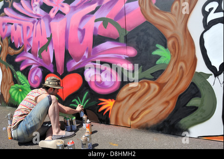 Artiste Graffiti travaillant au festival graffiti Upfest Bristol 2013. La peinture à Dean Lane Skate Park Banque D'Images