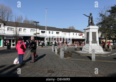 Le monument commémoratif de guerre à Milngavie centre ville au début de la West Highland Way, East Dunbartonshire, Ecosse, Royaume-Uni Banque D'Images