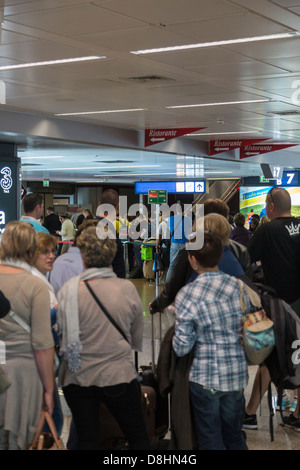 Scène mouvementée à l'aéroport Fiumicino de Rome, Italie Banque D'Images