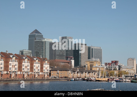 Vue sur le Groenland Dock avec le Canary Wharf le développement dans la distance, London, SE16, Passy, au Royaume-Uni. Banque D'Images