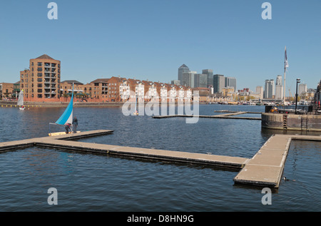 La Surrey Docks Watersports Centre sur le Groenland Dock à Canary Wharf au loin, Bermondsey, Londres SE16, Royaume-Uni. Banque D'Images