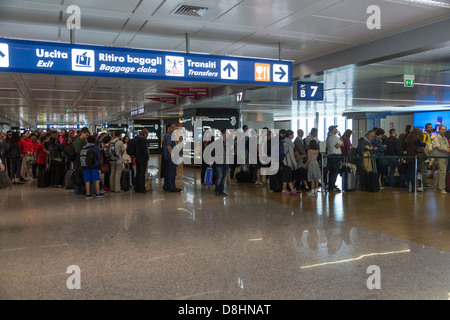 Scène mouvementée à l'aéroport Fiumicino de Rome, Italie Banque D'Images