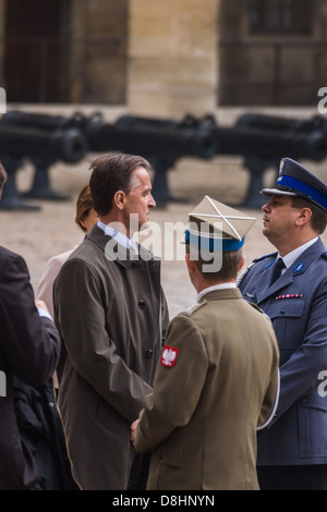 Paris. Les membres de la délégation polonaise s'engager dans la conversation lors d'une réception pour le président de la Pologne au Palais des Invalides. Banque D'Images