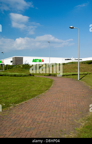 Sentier et magasin asda leckwith retail park, Cardiff, Pays de Galles. Banque D'Images