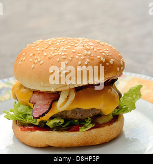 Hamburger fait maison avec de la viande de boeuf dans l'assiette. Banque D'Images